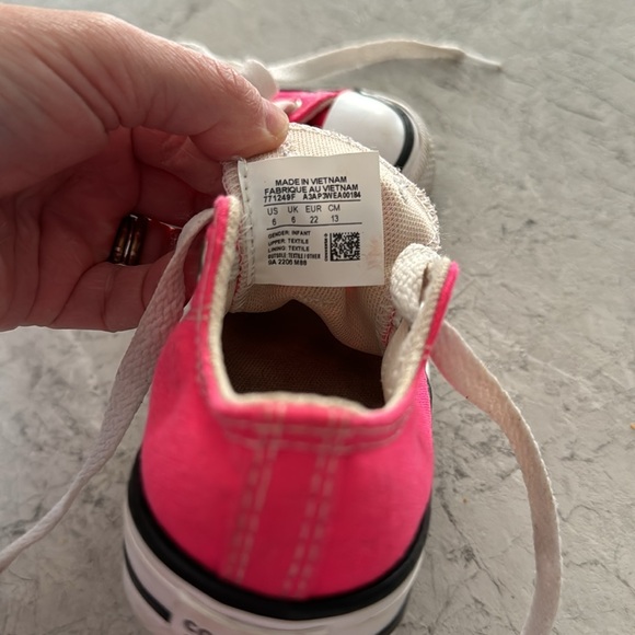 Toddler girls size 6 converse - Picture 3 of 4